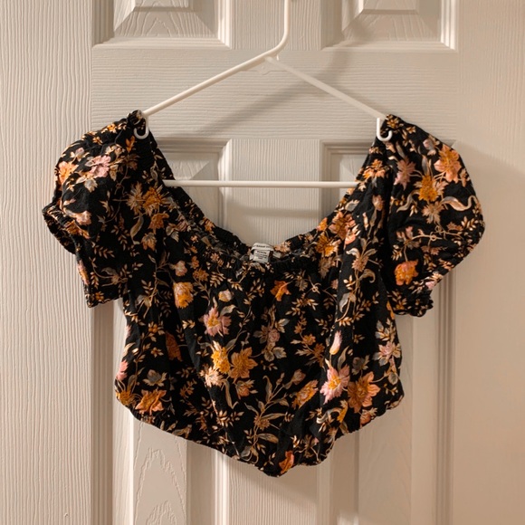 American Eagle Outfitters Tops - Cute American Eagle boho floral off-the-shoulder crop top!   Size M